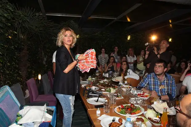 gulben-ergen-giymedigi-kiyafetlerini-hayranlarina-7479451_2021_m.webp