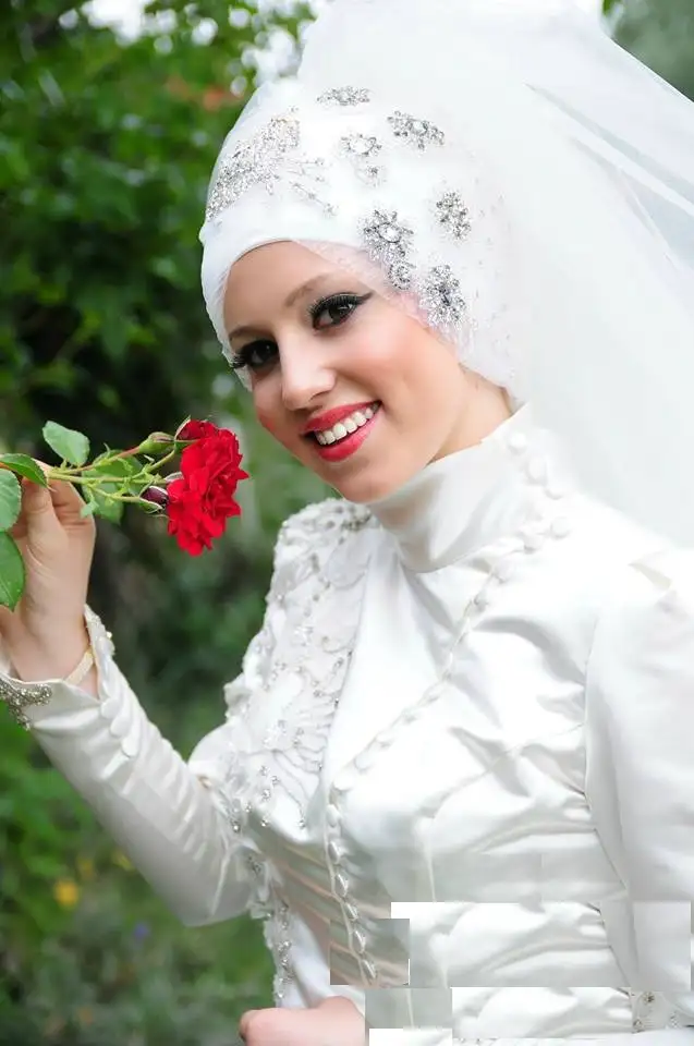 Gümüş-işlemeli-türbanlı-gelinlik-modelleri.webp