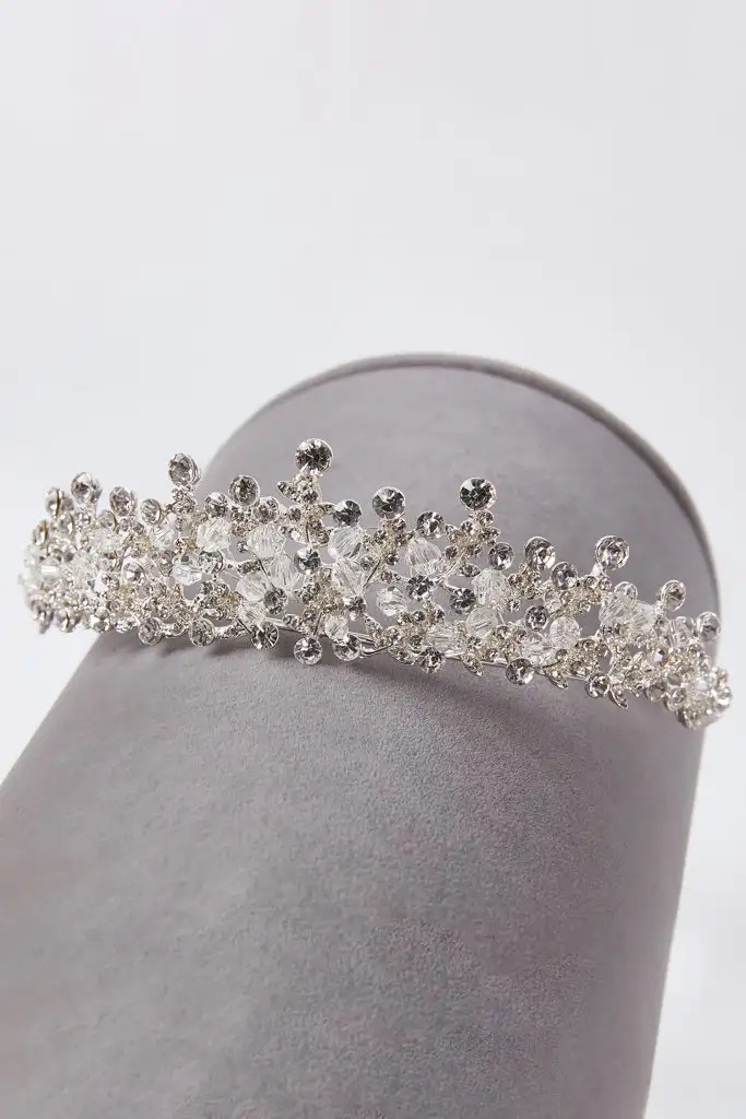 gumus-rengi-yogun-tasli-gelin-taci-gelin-taci-oleg-cassini-14213-67-B.webp