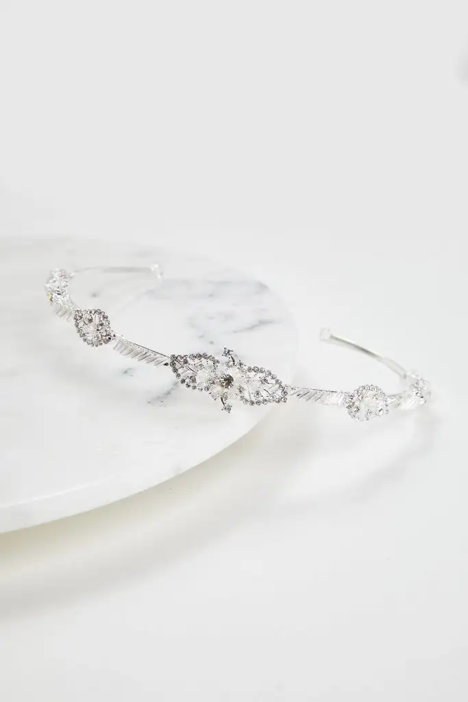 gumus-renk-cicek-motifli-gelin-taci-gelin-taci-oleg-cassini-11817-60-B.webp