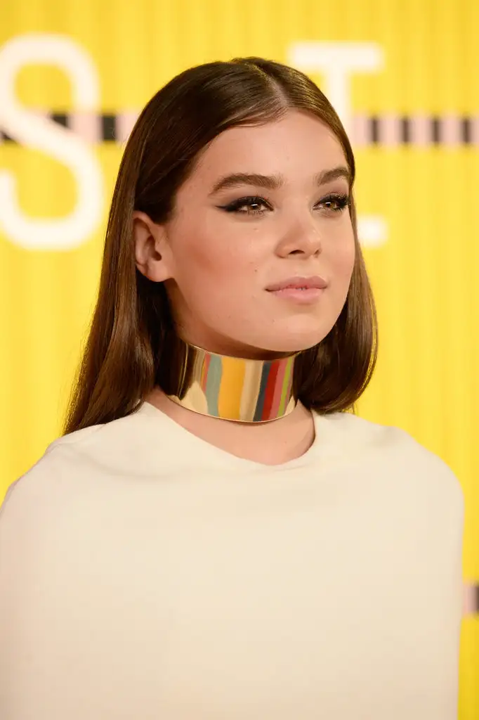 Hailee-Steinfeld (1).webp