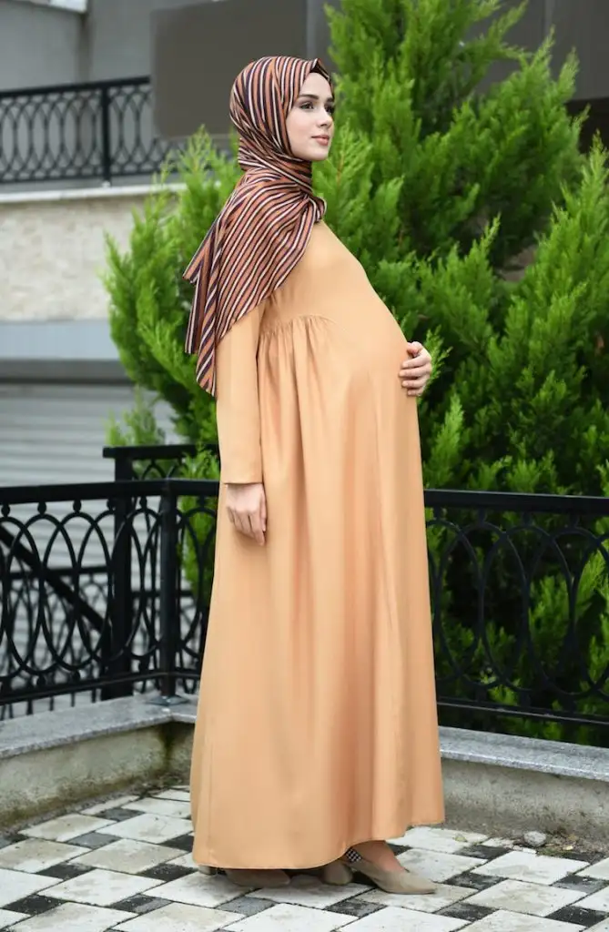 hamile_elbise_turban_kina_nisan_modelleri.webp