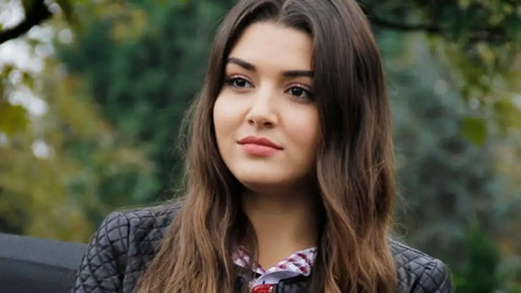 hande_ercel_masum_yuzlu_kiz.webp