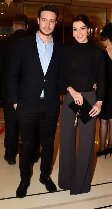 hatice-ile-burak-cifti-davetiyeleri-dagitmaya-7242236_x_1554_o.webp
