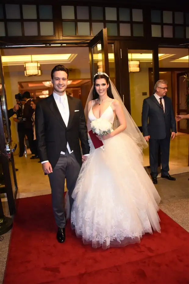 hatice-sendil-burak-sagyasar-cifti-evlendi-1192148.webp