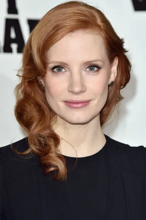 hbz-best-hair-colors-for-spring-red-jessica-chastain_2.webp