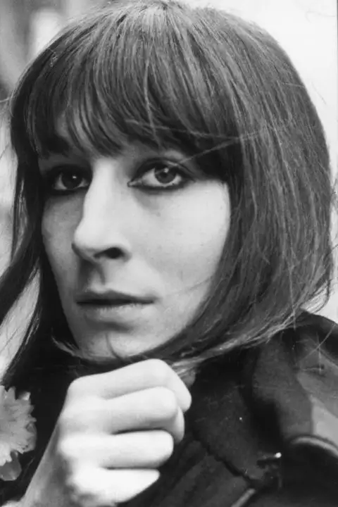 hbz-the-list-unconventional-beauties-anjelica-huston-3141252.webp