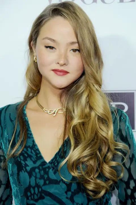 hbz-the-list-unconventional-beauties-devon-aoki-185824529.webp