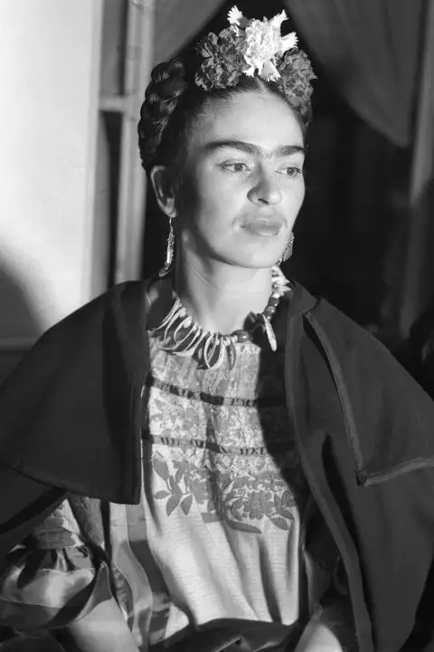hbz-the-list-unconventional-beauties-frida-kahlo-be046667-corbis.webp