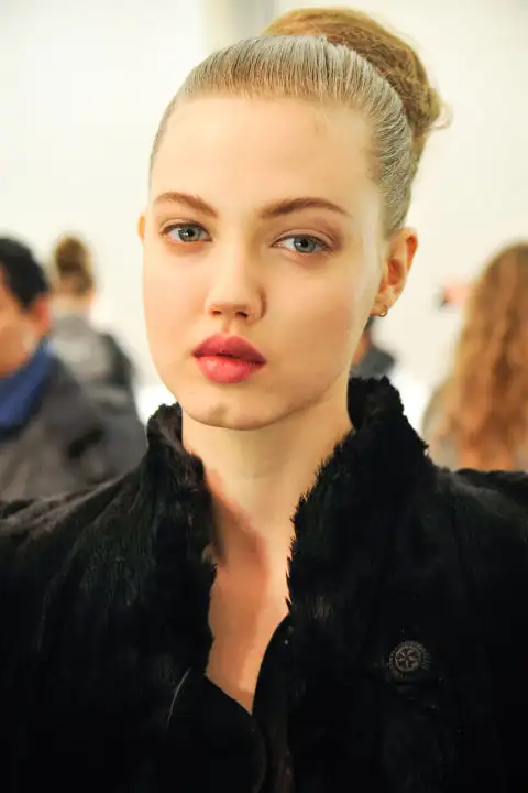 hbz-the-list-unconventional-beauties-lindsey-wixson-bfa_8365_989365.webp