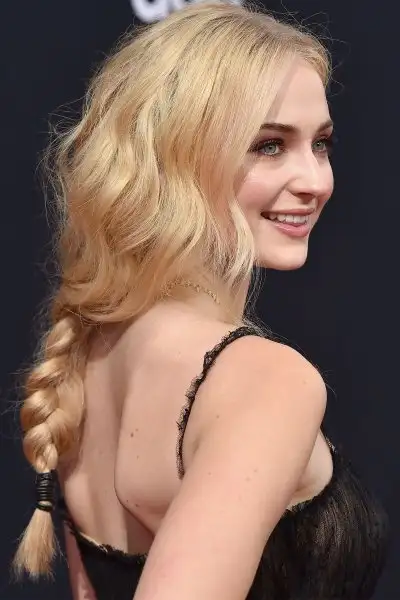 hbz-vday-hair-sophie-turner_1.webp