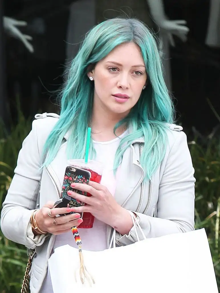 hilary-duff-leave-nine-zero-one-salon-in-west-hollywood_3.webp