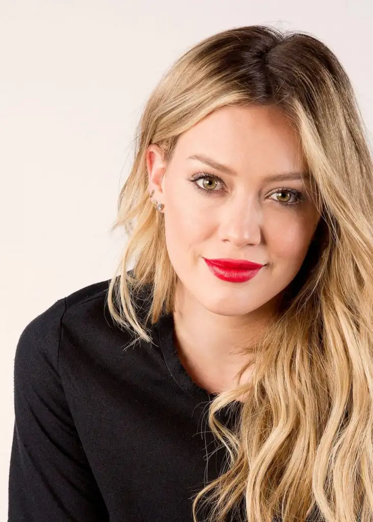 hilary-duff-poses-for-los-angeles-times-photoshoot-by-brian-vander-brug_1.webp
