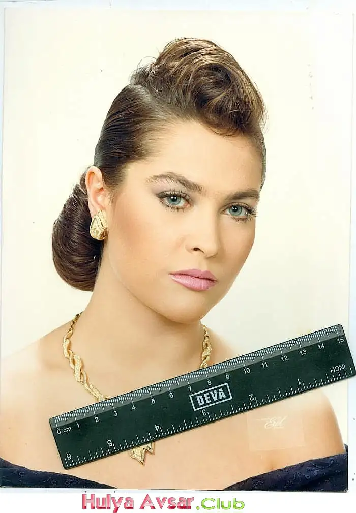 hulya avsar-3.webp