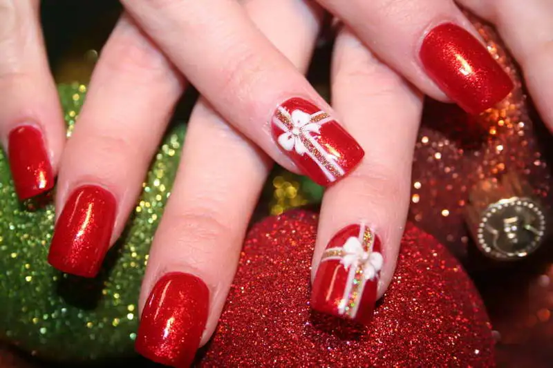 Identical-Christmas-Nail-Art-Designs-With-Ribbon-Motif.webp