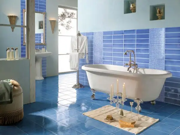 İnce-beyaz-çizgili-rengarenk-banyo-dekorasyon-modeli.webp