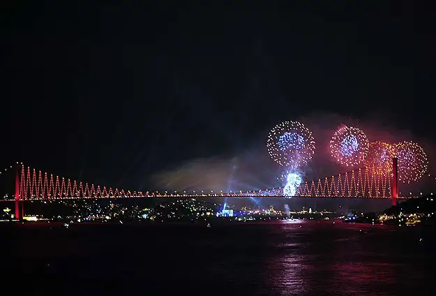 istanbul-bogazinda-havai-fisek-gosterisi-121671.webp