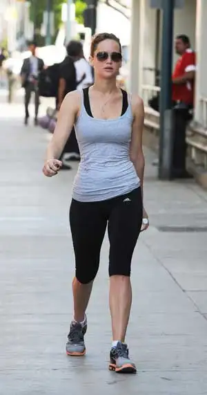 jennifer-lawrence-sokak-stili-22.webp