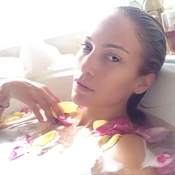 jennifer-lopez-bathtime.webp