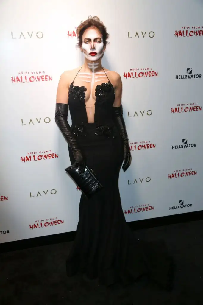 jennifer-lopez-heidi-klum-halloween-party-in-new-york-city-october-2015_7.webp
