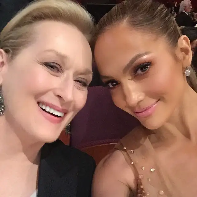 jennifer-lopez-oscarselfie.webp