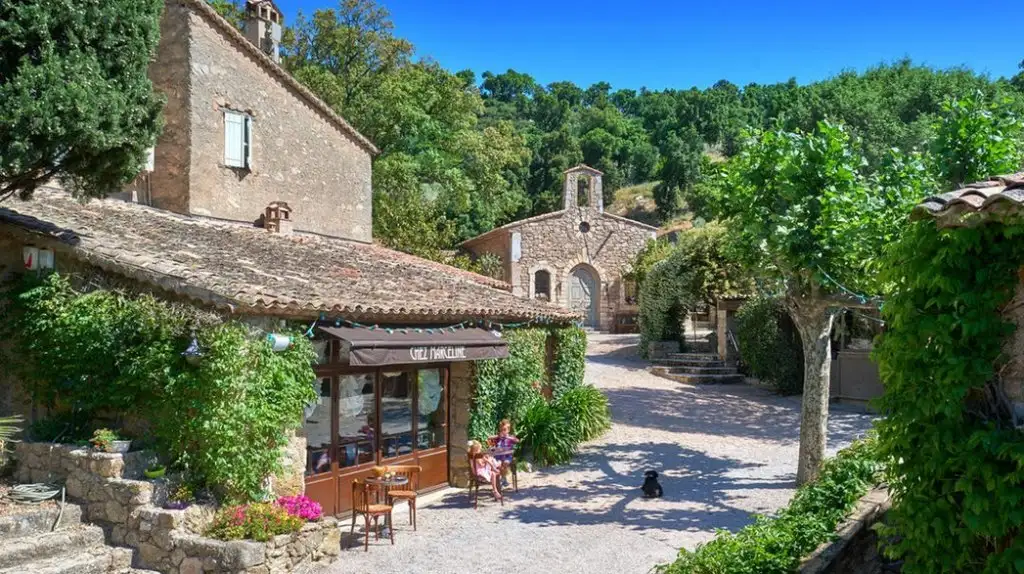 Johnny_Depp_French_village_2 (1).webp