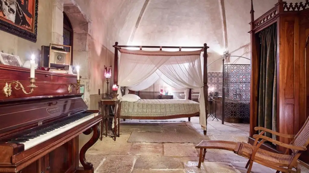 Johnny_Depp_French_village_3.webp