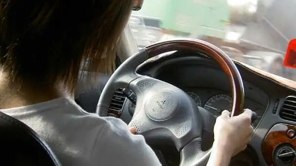 kadin-surucu-radar-cezasini-boyle-iptal-ettirdi-5162137.webp