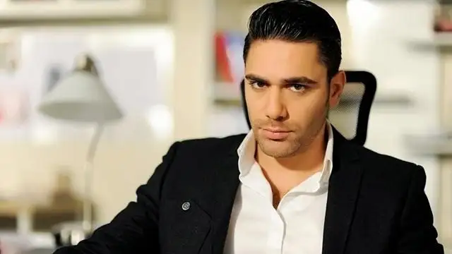kadir-dogulu-yeni-dizi-icin-imzayi-atti-6749173_x_4260_o.webp