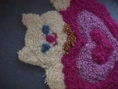kalpli-kedi-desenli-punch-nakışı-modeli-2014.webp