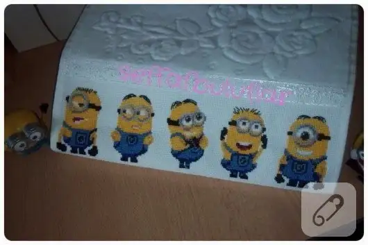 kanavice-minions-islemeli-havlu-kenari-modeli--530x353.webp