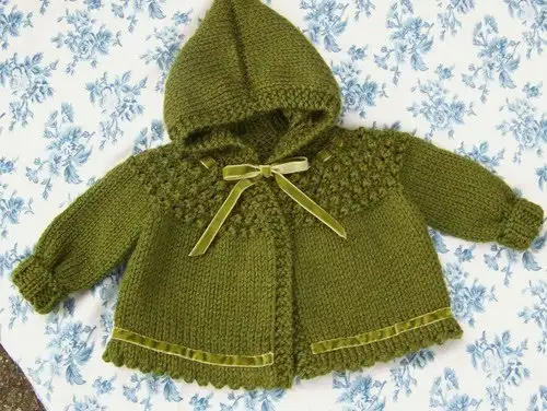 kapsonlu-orgu-bebek-hirkasi-cok-sik-orgu-bebek-kapsonlu-hirka.webp