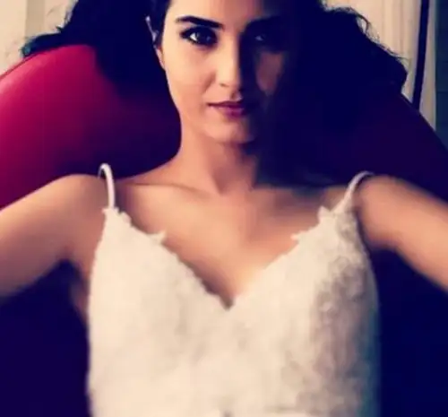 Kara-Para-Aşk-Elif-Tuba-Büyüküstün-gelinliği.webp