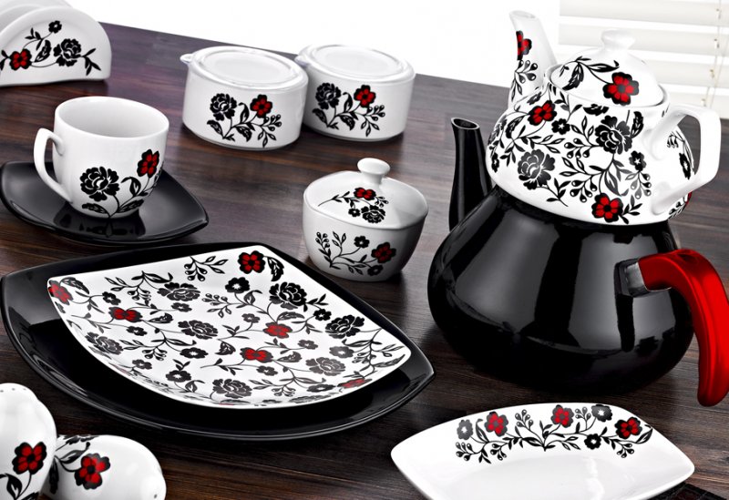 Karaca-kırmızı-siyah-ve-beyaz-çiçek-desenli-kahvaltı-takımı-modeli1.jpg