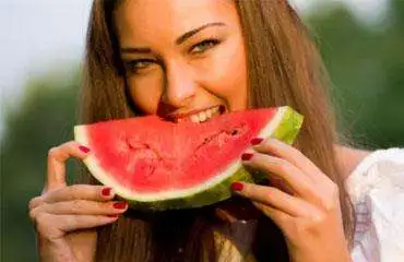 karpuz-yiyen-kadin_524743.webp