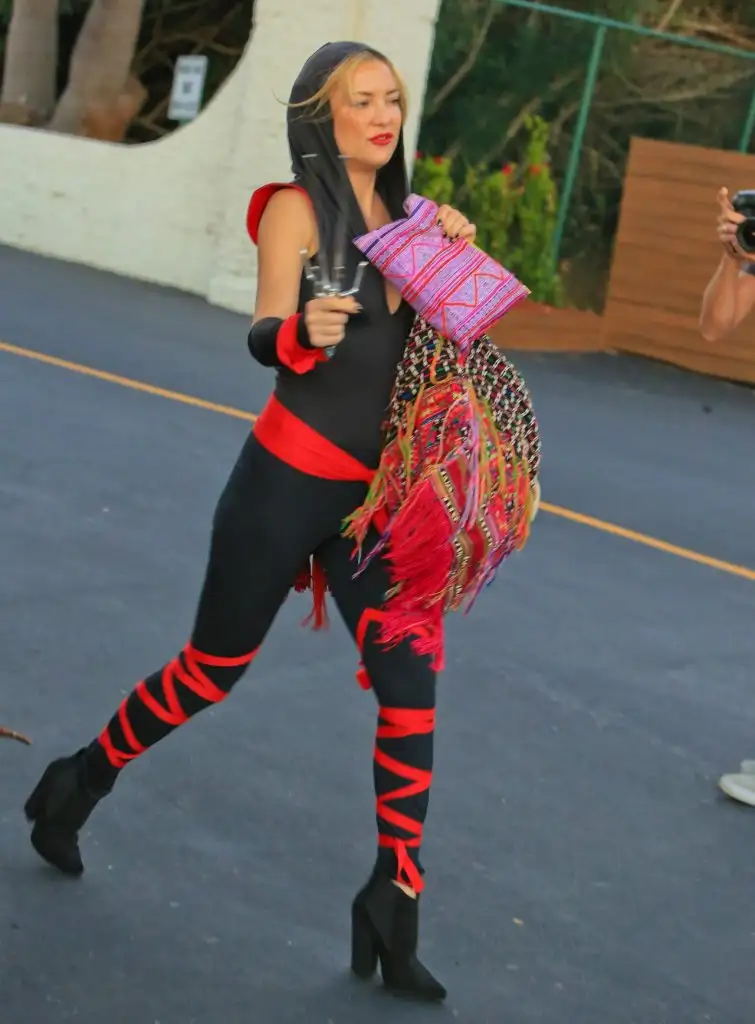 kate-hudson-ninja-outfit-for-a-halloween-party-in-malibu-october-2015_2.webp