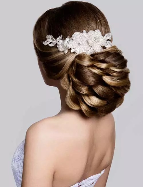 Best 2022 Hairstyles for Brides with Round Faces