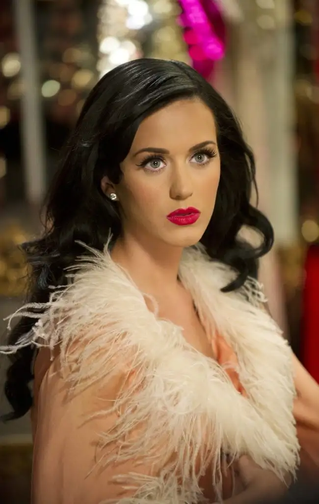 katy-perry-photoshoot-from-dressing-room-victoria-secret-backstage_1.webp