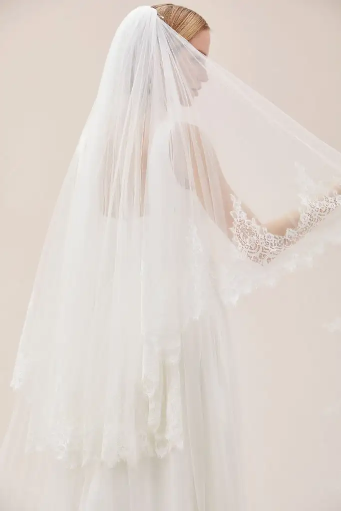 kenarlari-kalin-dantel-bordurlu-cift-katli-uzun-duvak-duvak-eldiven-oleg-cassini-16258-74-B.webp