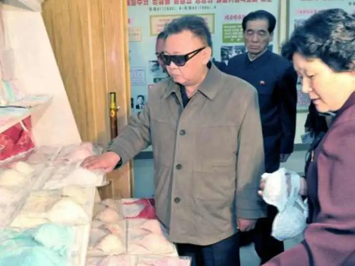 kim-jong-il-looking-at-things-188.webp