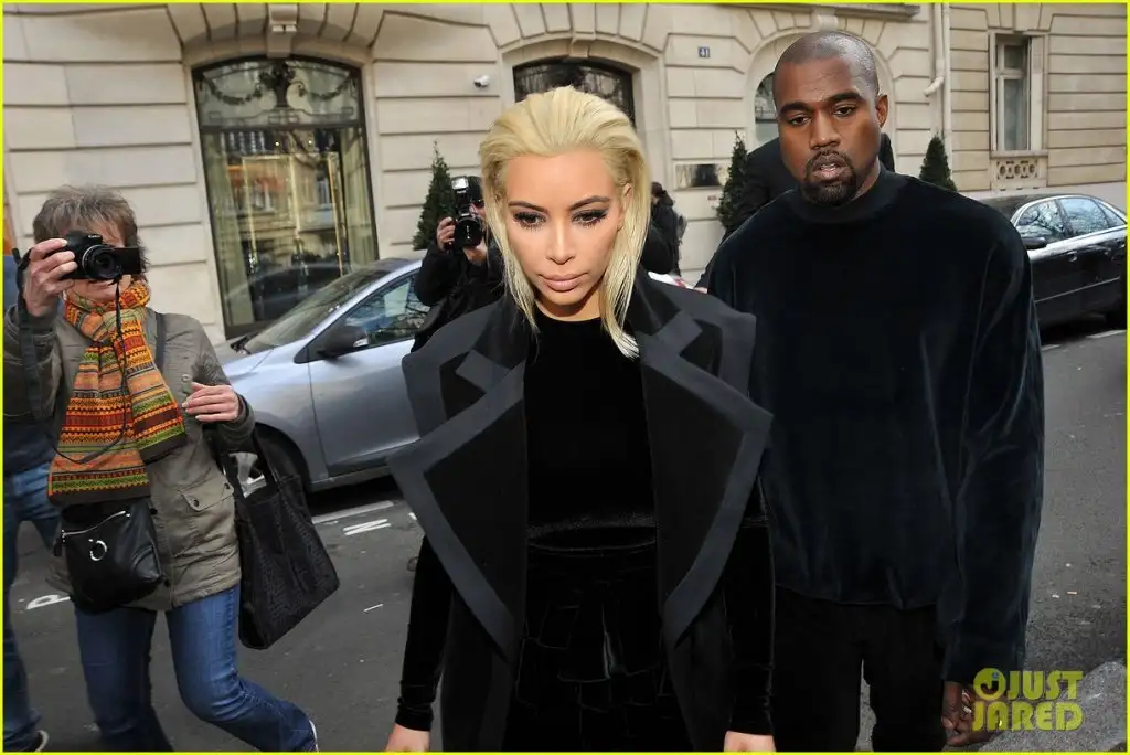 kim-kardashian-debuts-blonde-hair-07.webp