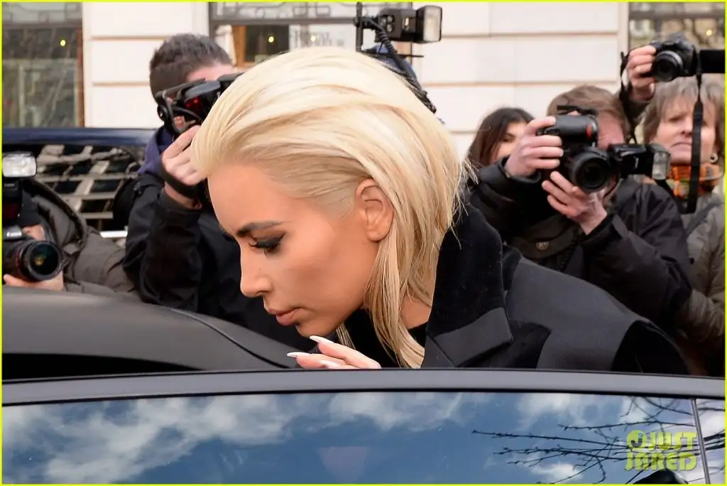 kim-kardashian-debuts-blonde-hair-17.webp