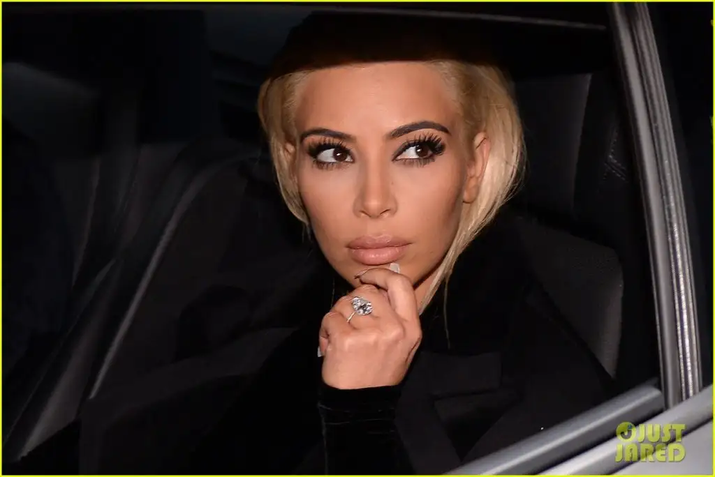 kim-kardashian-debuts-blonde-hair-18.webp