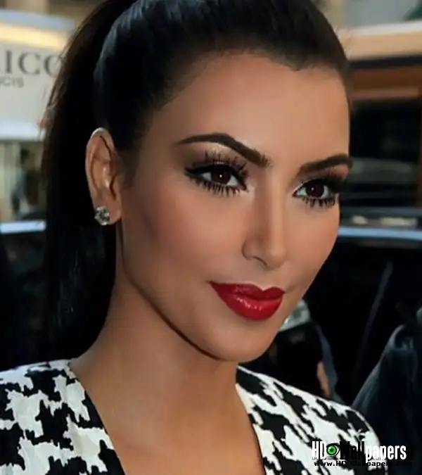 kim-kardashian-smokey-eye-makeup.webp