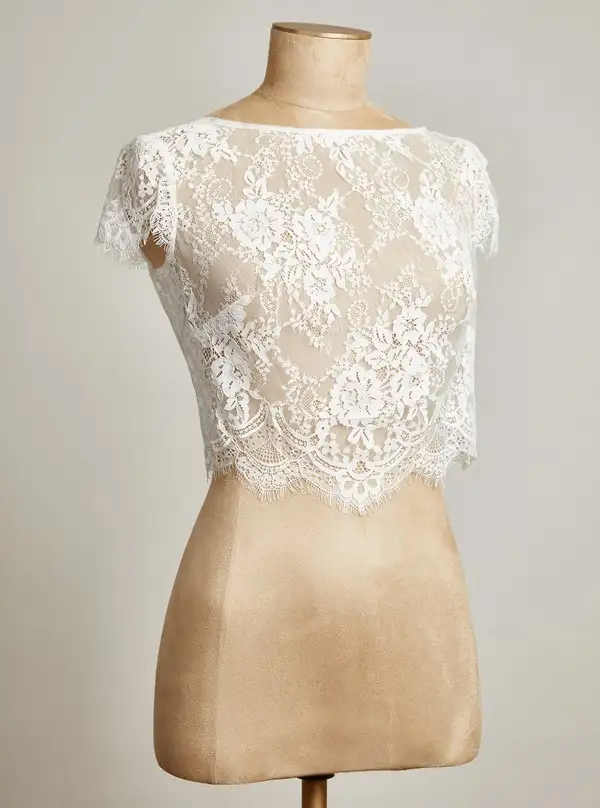 kirik-beyaz-dantel-islemeli-kisa-kollu-gelinlik-bolerosu-sal-bolero-oleg-cassini-18183-80-B.webp