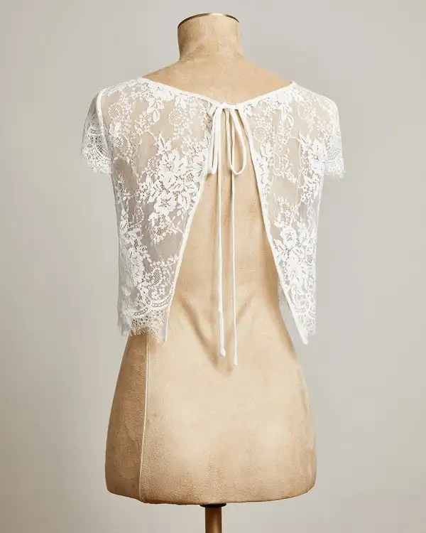 kirik-beyaz-dantel-islemeli-kisa-kollu-gelinlik-bolerosu-sal-bolero-oleg-cassini-18184-80-B.webp