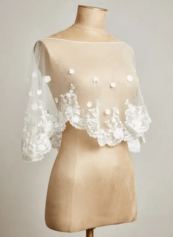 kirik-beyaz-dantel-islemeli-kolsuz-gelinlik-bolerosu-sal-bolero-oleg-cassini-18193-80-B.webp