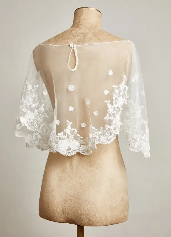 kirik-beyaz-dantel-islemeli-kolsuz-gelinlik-bolerosu-sal-bolero-oleg-cassini-18194-80-B.webp