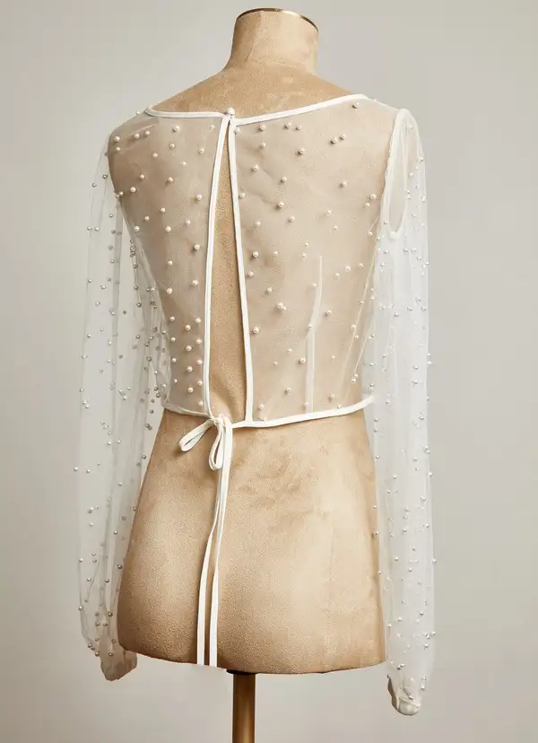 kirik-beyaz-uzun-kollu-inci-islemeli-gelinlik-bolerosu-sal-bolero-oleg-cassini-18195-80-B.webp