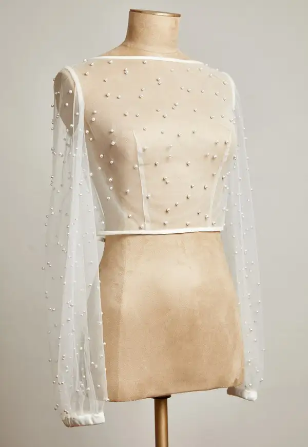 kirik-beyaz-uzun-kollu-inci-islemeli-gelinlik-bolerosu-sal-bolero-oleg-cassini-18196-80-B.webp